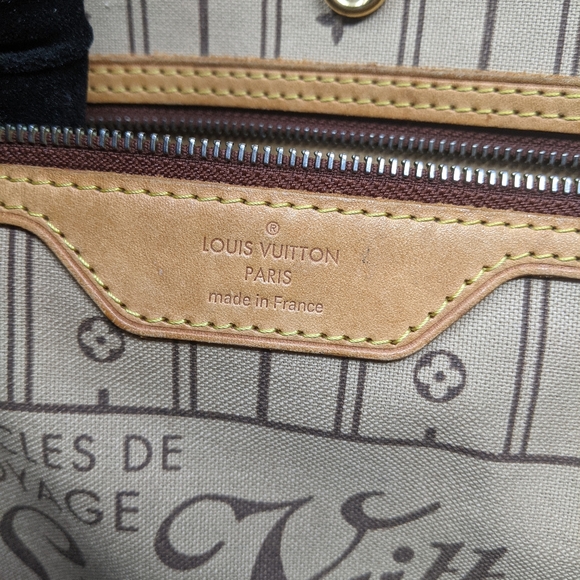 LOUIS VUITTON Neverfull GM Shoulder Bag - Picture 10 of 16